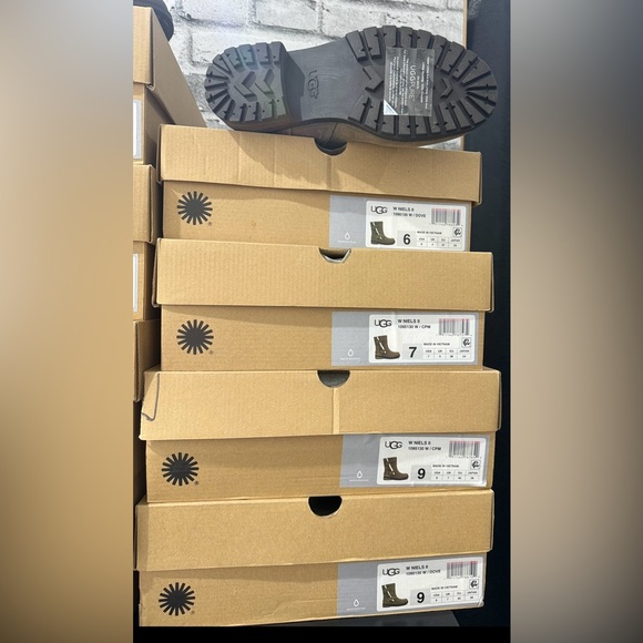 Woman’s Ugg Niels … leather/ sheep skin boots. - Picture 3 of 3